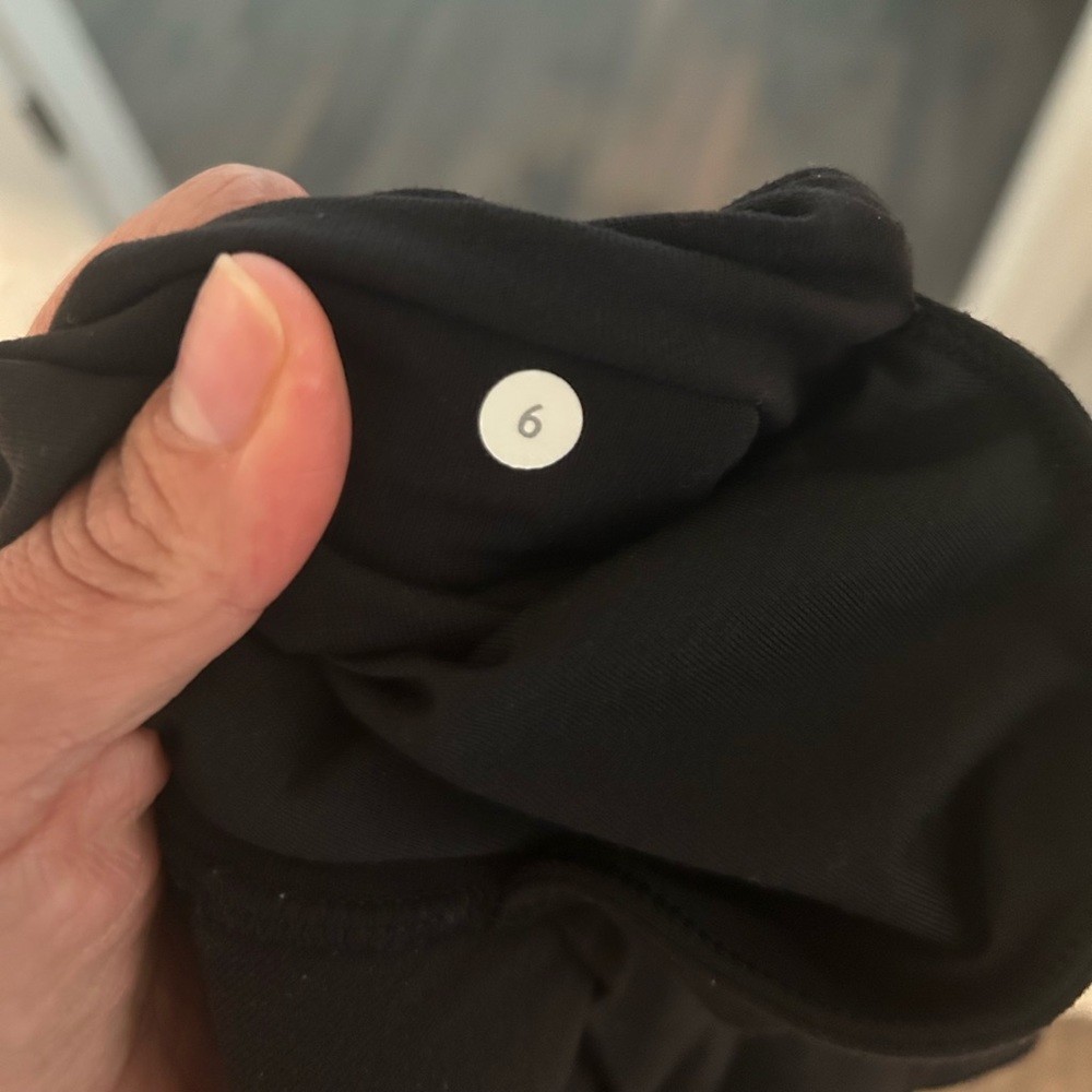 Lululemon size 6 jogger black color